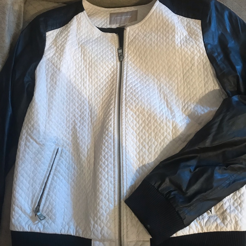 Awesome cream/black bomber jacket. M